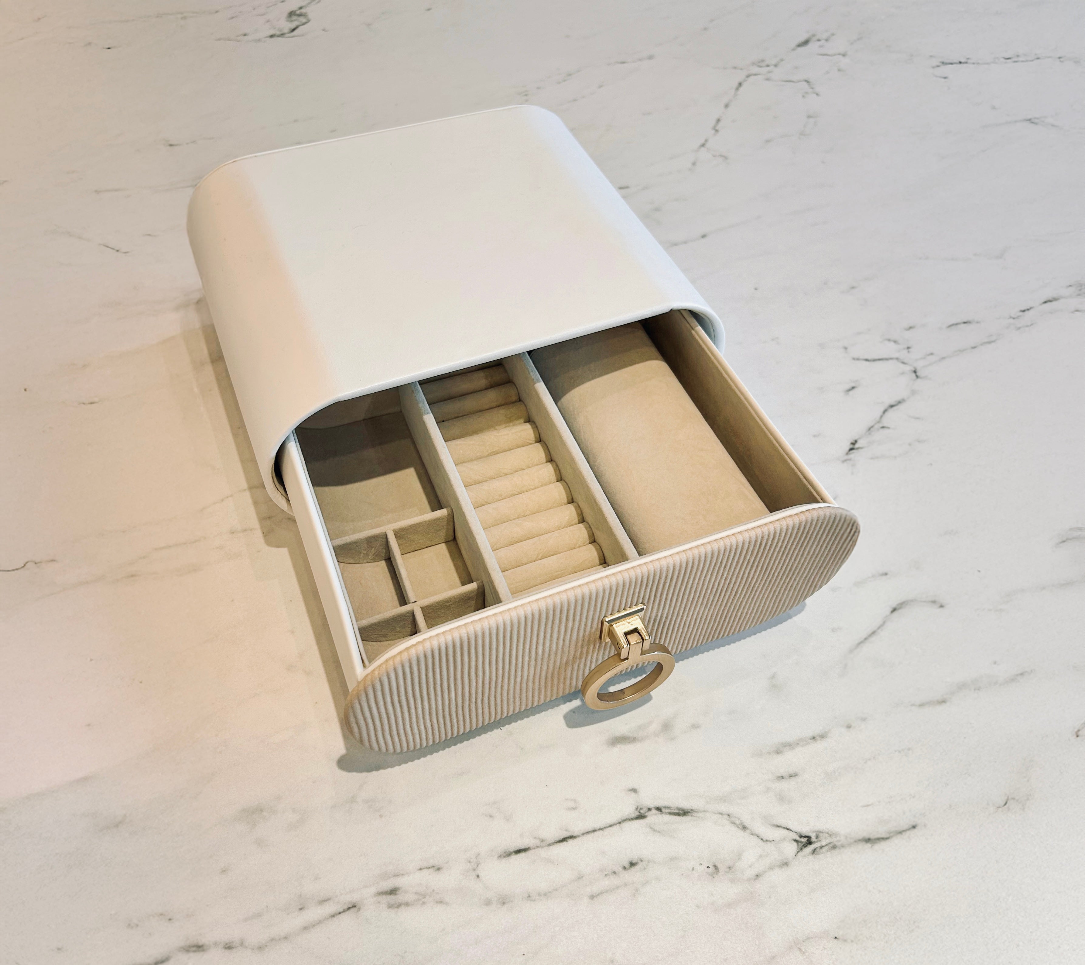 קופסת התכשיטים של טל