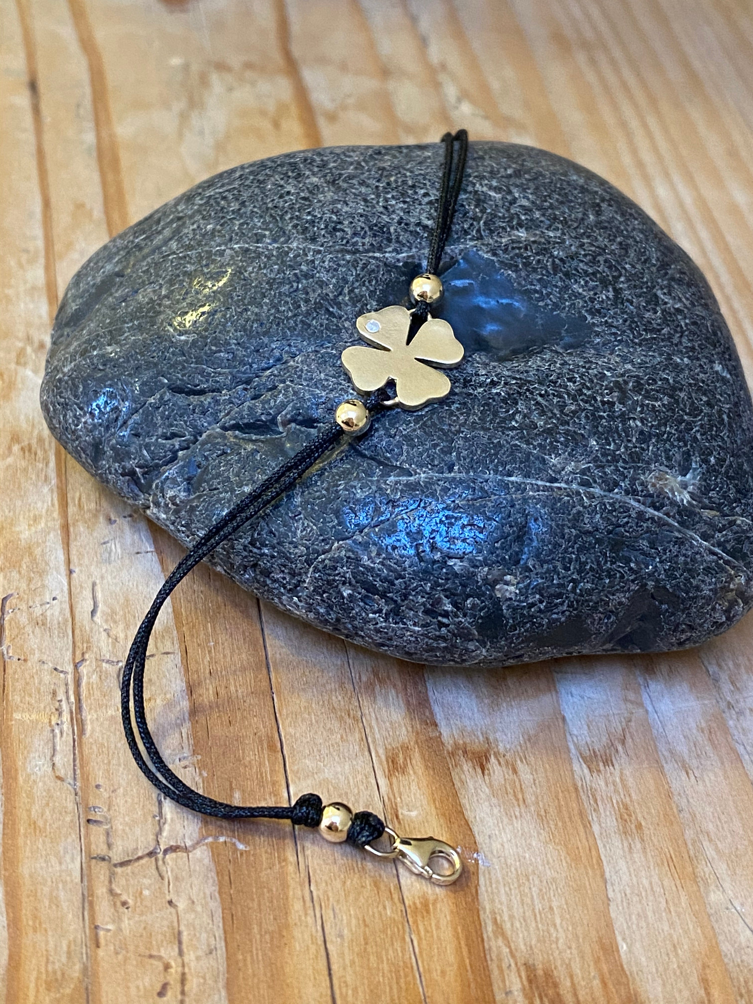 צמיד תלתן על חוט