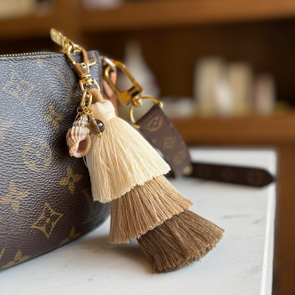 בג צ׳ארם חום - Bag charm