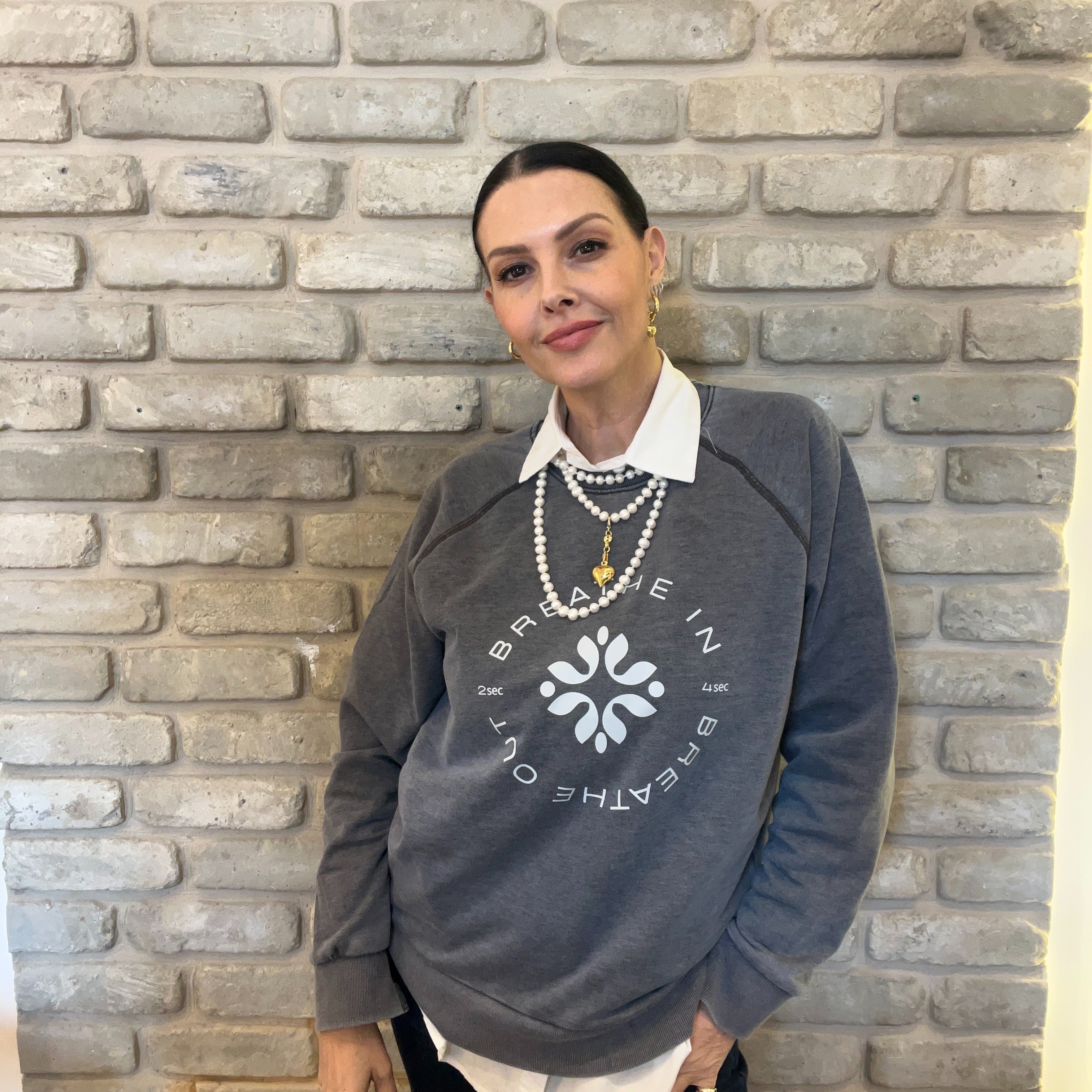 Breathe In Breathe Out  סווטשרט קואוזי מפנק בצבע אפור כהה