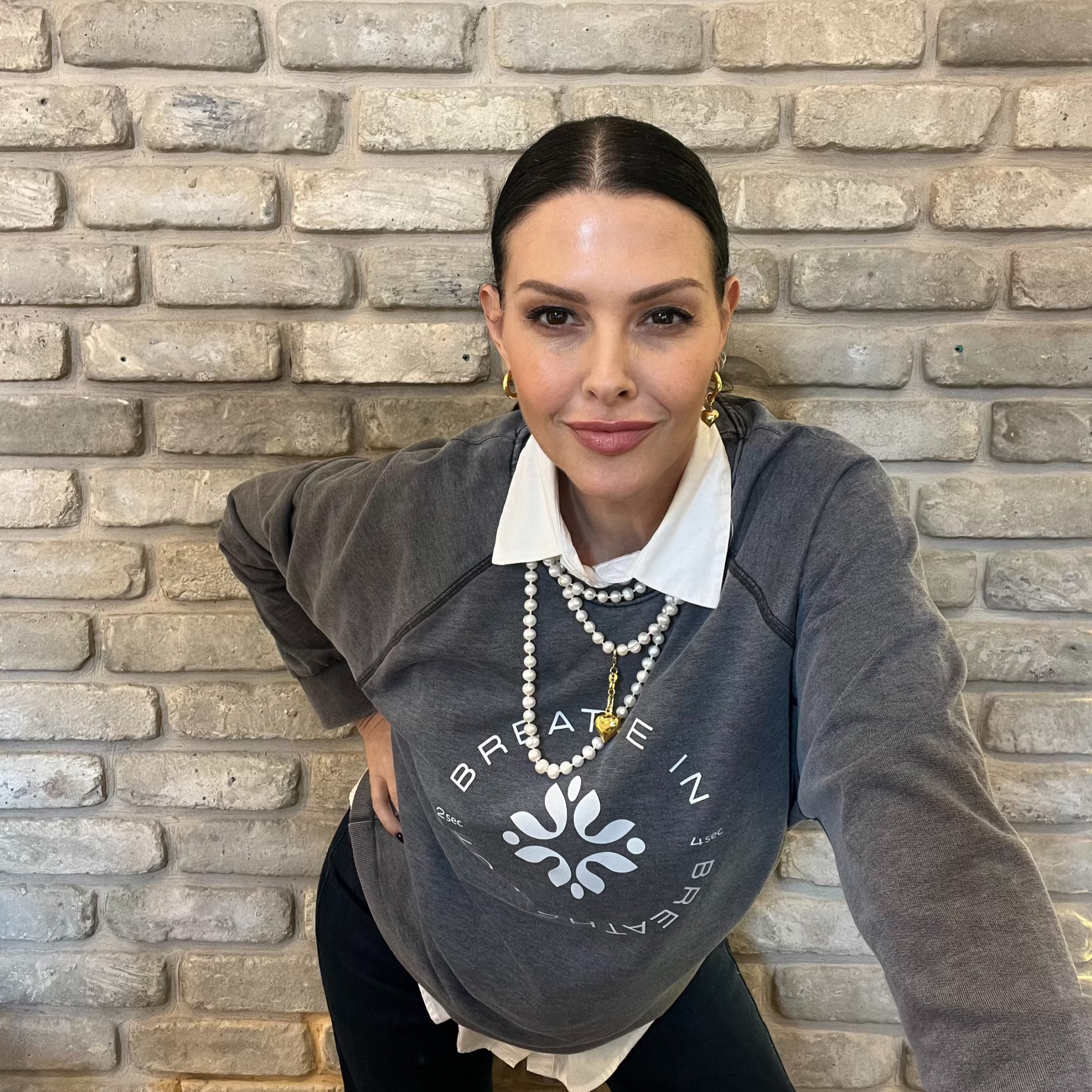 Breathe In Breathe Out  סווטשרט קואוזי מפנק בצבע אפור כהה